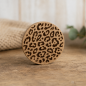 Preview: Gravierter Magnet Leopard aus Eiche mit Animal-Print-Muster