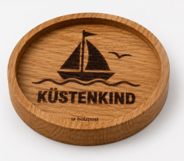 Preview: Gravierter Untersetzer Küstenkind mit Segelboot aus geölter Eiche