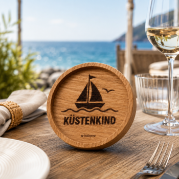 Preview: Gravierter Untersetzer Küstenkind mit Segelboot aus geölter Eiche
