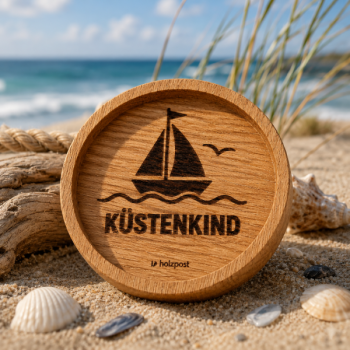 Gravierter Untersetzer Küstenkind mit Segelboot aus geölter Eiche