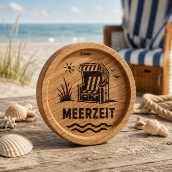 Preview: Untersetzer aus Eiche mit MEERZEIT Motiv Strandkorb Wellen und Holzpost Logo