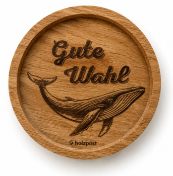 Engraved oak coaster Gute Wahl with whale motif