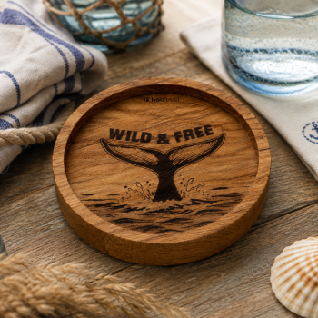 Preview: Gravierter Untersetzer Wild & Free mit Walflosse aus geölter Eiche