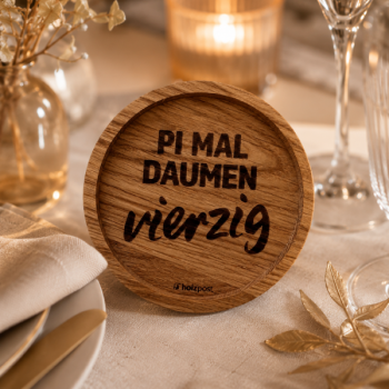 Engraved oak coaster pi mal Daumen vierzig