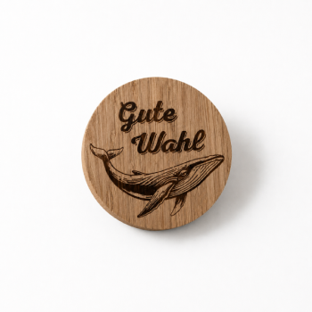 Preview: Round engraved oak magnet with Gute Wahl wording and whale motif, ME388