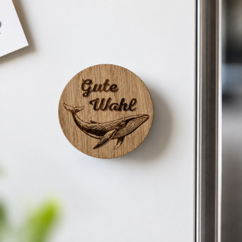 Round engraved oak magnet with Gute Wahl wording and whale motif, ME388