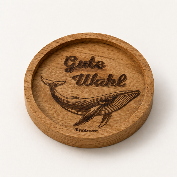 Engraved oak coaster Gute Wahl with whale motif