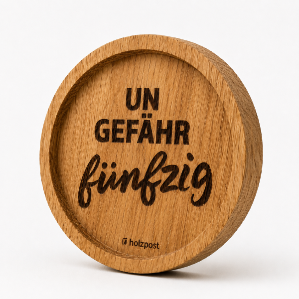 Gravierter Untersetzer ungefähr fünfzig aus geölter Eiche