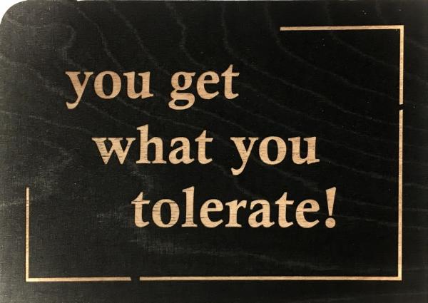 Schwarze Postkarte "Tolerate"