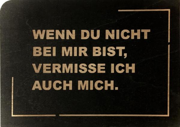 Schwarze Postkarte "Vermisse"